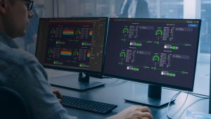 سیستم‌های مانیتورینگ و SCADA برای پایش لحظه‌ای، کنترل و افزایش پایداری فرآیندهای صنعتی
