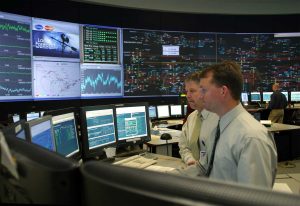 نمایی از ارتباط ابزار دقیق با سیستم‌های SCADA و DCS شامل تبادل داده، مانیتورینگ فرآیند و کنترل توزیع‌شده در واحدهای صنعتی.
