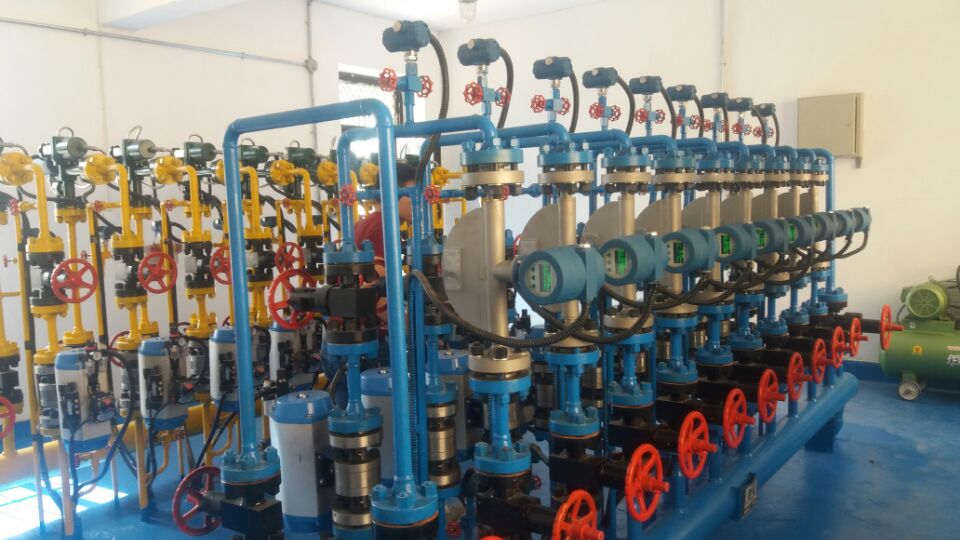 نمای شماتیک از سیگنال‌های ابزار دقیق 4-20mA، 0-10V و پروتکل HART برای انتقال داده، کنترل فرایند و افزایش دقت اندازه‌گیری در سیستم‌های صنعتی