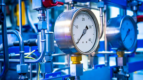 نمایی از تجهیزات ابزار دقیق و فرآیند تست و کالیبراسیون در مرحله راه‌اندازی (Commissioning) پروژه‌های اتوماسیون صنعتی، همراه با بررسی عملکرد سنسورها و سیستم کنترل.